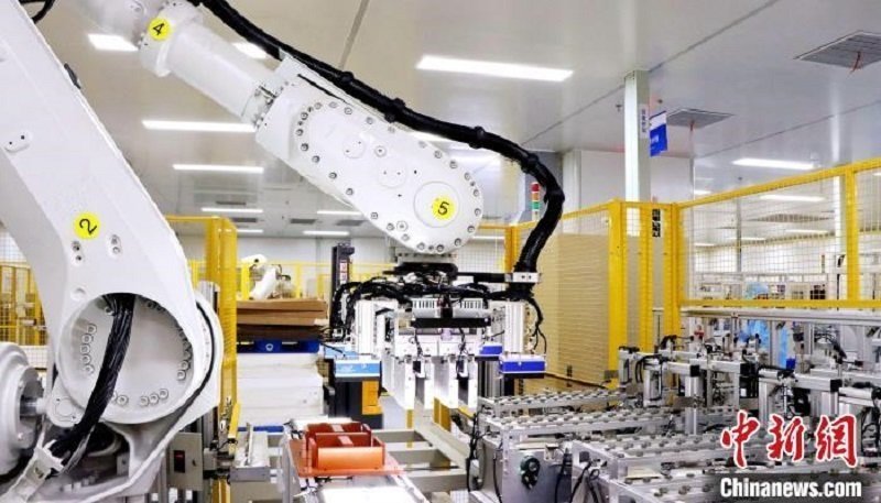 圖為資料圖，海辰儲能自動分檔打包機器人。?曾欣平供圖